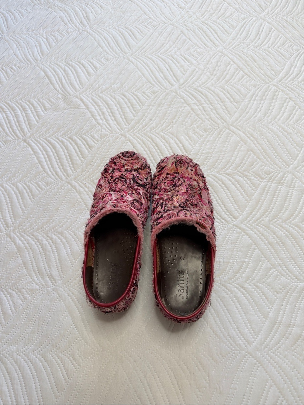 Sanita Women’s Pink Rose-Floral Embroidered Tapestry Fabric Clogs. Size 38 (7.5) - Picture 5 of 8